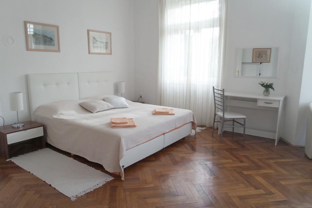 Apartment Sonata Split Room photo